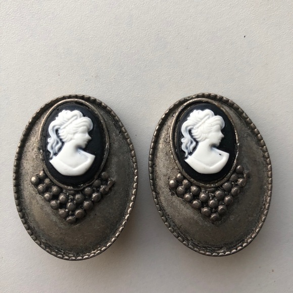 Vintage Cameo Clip Earings - Picture 2 of 4
